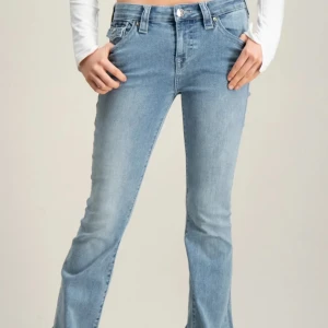 True religion jeans  - Det trendiga true religion jeansen. Modellen Becca. Säljes då det inte kommer till användning. Storlek 25 vilket motsvarar xs/s (ganska stretchiga). Jag är ca 172. 