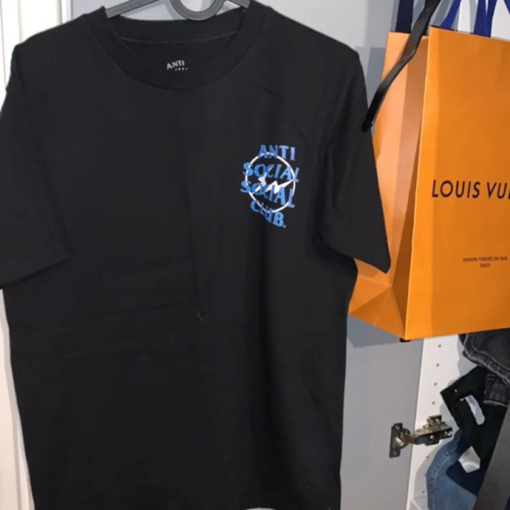 Säljer en riktigt snygg svart t-shirt från Anti Social Social Club. Såklart äkta, säljer för att den inte passar på mig längre, skriv om ni har några frågor eller vill ha mer bilder :). T-paidat.