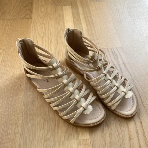 Beige sandaler  - Knappt använd, finns liten nästan osynlig spricka på sidan av sulan men inget man ser alls. Storlek 36 men passar även 37 eller 36,5