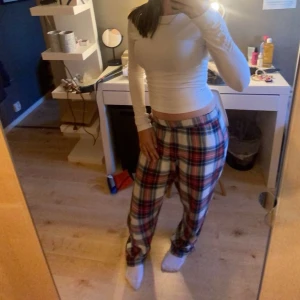 Vit långärmad topp med öppen rygg - Säljer en stilren vit långärmad topp med en snygg öppen rygg. Toppen har en tight passform.