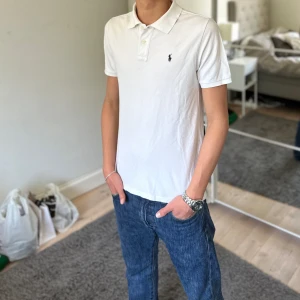 Ralph lauren piké  - Vit kortärmad Ralph lauren piké Skick 9/10 Storlek. M Modellen på bilden är 180cm