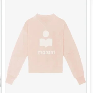Rosa sweatshirt från Isabel Marant - Säljer en stilren beige sweatshirt från Isabel Marant med deras ikoniska logga framtill. Tröjan har långa ärmar och en klassisk rund halsringning. Perfekt för en avslappnad och trendig look.