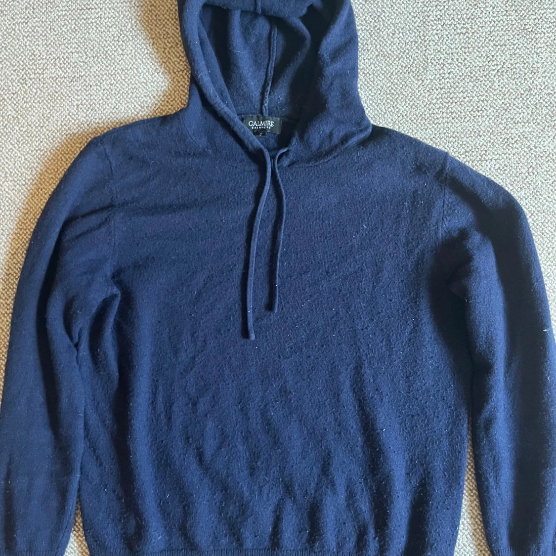 Mörkblå Kashmirhoodie från Calmire