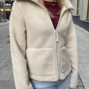 Beige teddyjacka h&m - Säljer denna populära jacka från h&m, är använd några gånger men fortfarande i jättebra skick! 💓