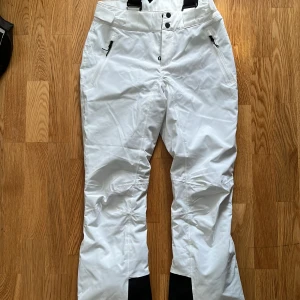 Vita skidbyxor från Everest - Säljer mina skidbyxor från Everest i storlek 36 på grund av att de är för korta för mig. De har hängslen och är bootcut. Använda fåtal gånger men har inga defekter. Skriv om du har frågor💕