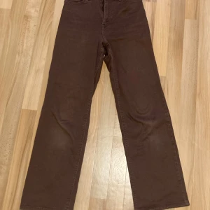 Bruna jeans från Lindex - Bruna jeans med raka ben från Lindex i storlek 152. De är i bra skick och är justerbara i midjan. 💕💕💕