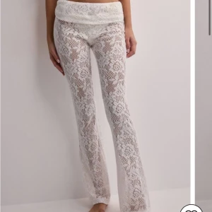 Vita spetsbyxor - Snygga vita spetsbyxor med blommigt mönster. Storlek M men är små storleken.