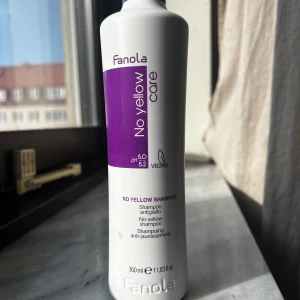 Fanola No Yellow Shampoo - Använd 1 gång. Fanola No Yellow Shampoo är ett veganskt schampo som motverkar gula toner i blont hår. Flaskan innehåller 350 ml och har en pH-nivå på 5.0-5.2. Perfekt för att hålla blonda nyanser kalla och fräscha.