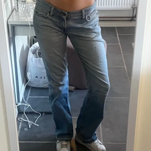 Lågmidjade Bootcut Jeans - Har hål i skrevet och slitna längst ner, därav pris. Midjemått: 41 Innerbenslängd 85 🤍