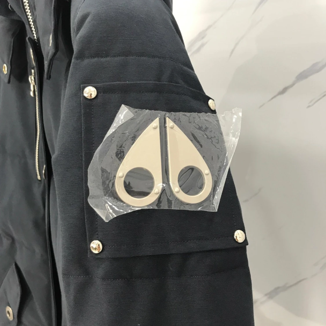 Svart dunjacka med pälsdetalj - 3