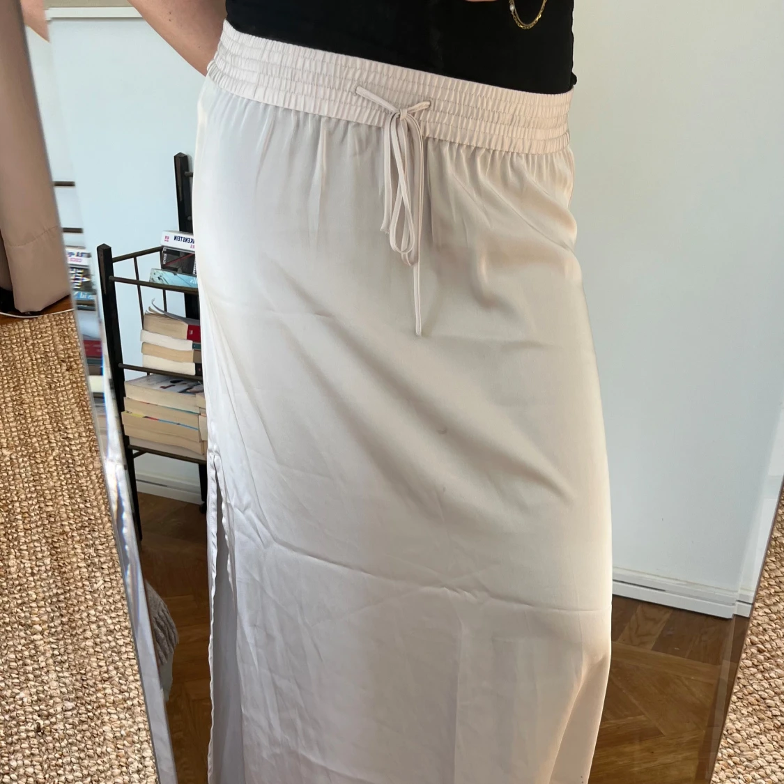 Beige satin maxikjol med knytband