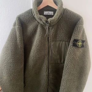 Stone Island fleece - Säljer en schysst fleece i en grön färg. Jackan har QR kod som går att skanna men den är köpt på plick så äktheten kan inte garanteras. Hör av dig vid frågor. 
