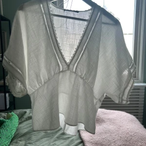 Vit blus från Zara - Supersöt somrig blus från Zara i linne med spets detaljer💗