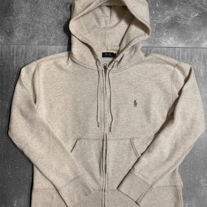 Beige hoodie från Polo Ralph Lauren - Fint skick, äkta såklart. Storlek M youth, vilket motsvarar ungefär storlek XS. Skriv vid minsta fundering. 