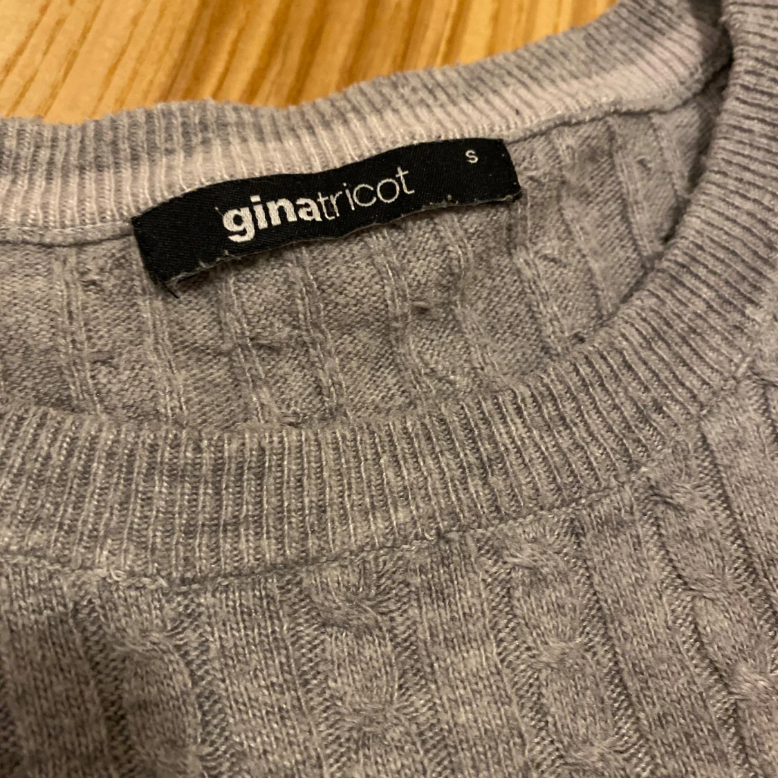 Grå stickad tröja från Gina Tricot - 2