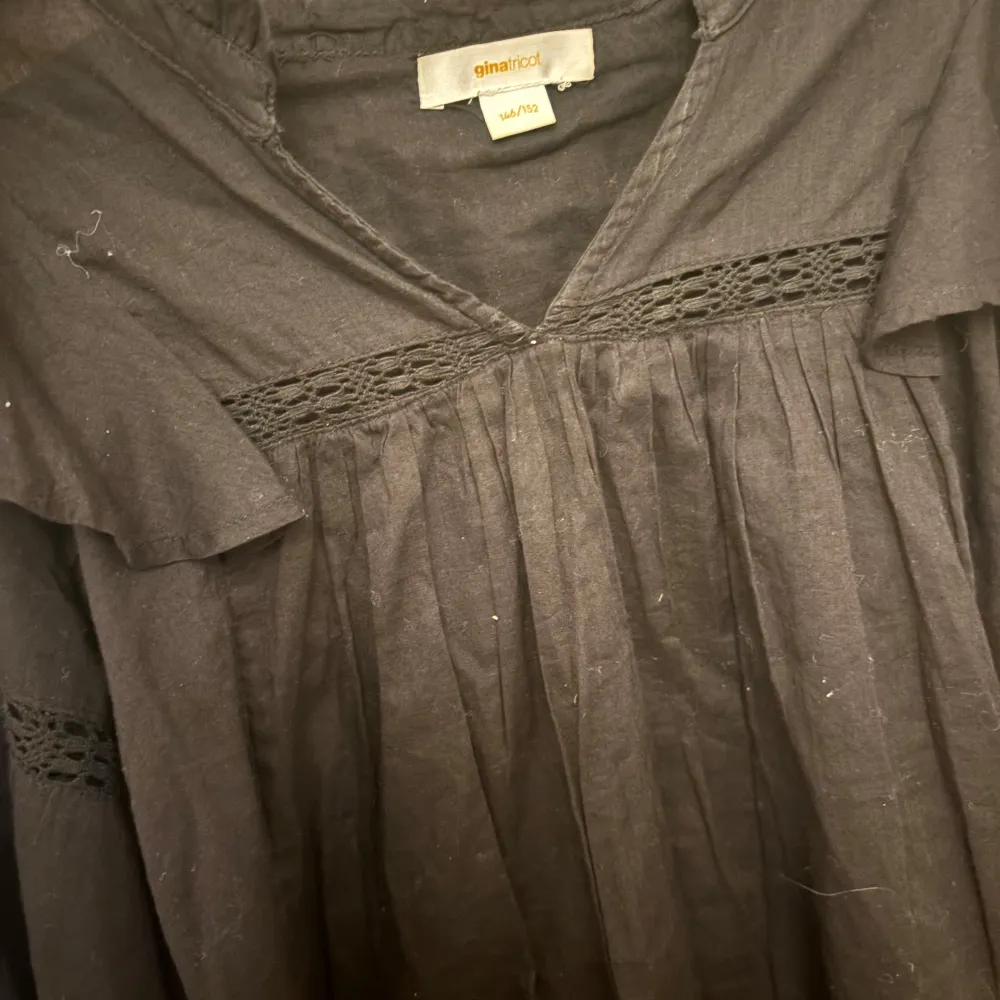 En super fin svart blus från gina. Den är använd fåtal gånger och inga tecken på användning. Pris kan diskuteras😊. Puserot.