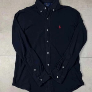 Ralph Lauren skjorta  - Tja! Säljer nu en riktigt fin Ralph Lauren skjorta i storlek S men passar även M.                              Mått  Bröst 53cm  Längd 73cm  Armlängd 63cm