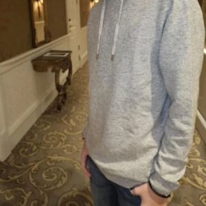 Kashmir hoodie - Säljer en riktigt fet hoodie i 100% Kashmir!