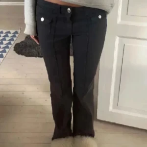 Trendiga cargo byxor från HM - Jättesnygga cargo byxor från hm, de är perfekt lågmidjade och väldigt bekväm, bara använda en gång så inga defekter, passar mig som är 170❣️