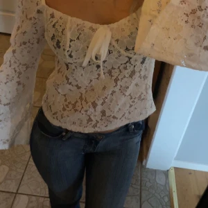 spets topp - så himla fin spetstopp som tyvärr inte passar så bra 😩 köpt second hand men inga tecken på användning överhuvudtaget 🤍 XS men skulle säga att den passar S och M också!