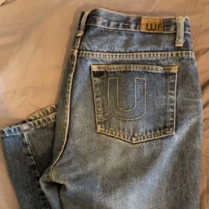 Jeans - Midwaist jeans som är raka i benen. Säljer då de tyvärr blivit för små på mig. ❤️Skriv om ni har frågor eller vill ha fler bilder❤️