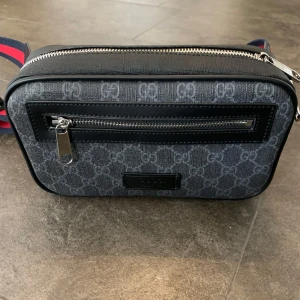 Axelväska med mönster - Helt ny axel/midjeväska med ett spänne där bak som man kan göra tajtare och större. Perfekt för att ge din outfit en lyxig touch! Perfekt för att bära dina dagliga nödvändigheter med stil.