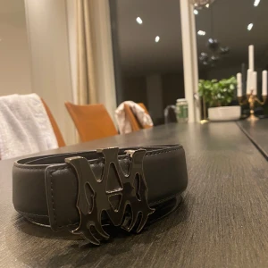 Amiri bälte  - Perfekt skick. Justerbar. Storlek 105. Priset är ej hugget i sten 