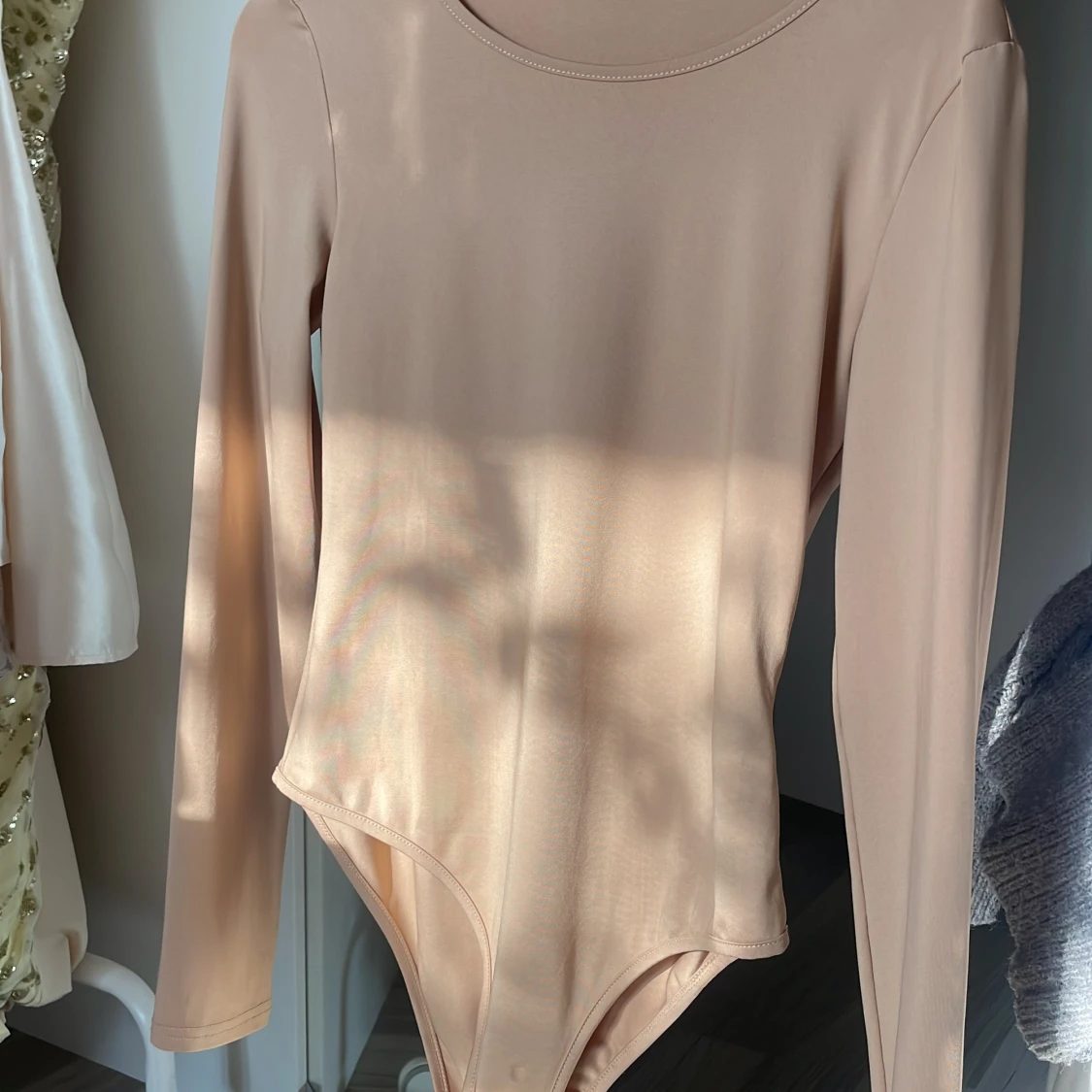 Beige långärmad bodysuit