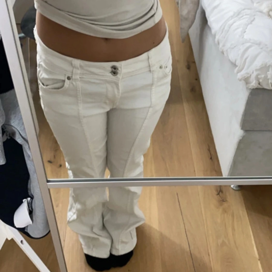 Vita byxor med fickdetaljer