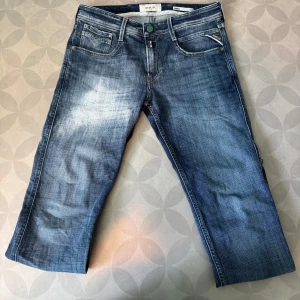 Replay jeans 30/30 - Snygga blå jeans från Replay med en klassisk femficksdesign och en lätt tvättad look. De har en dragkedja och knapp framtill samt bälteshällor. Perfekta för en avslappnad stil.