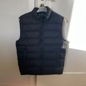 Svart dunväst från Zara - Snygg svart dunväst utan defekter som passar perfekt till våren. Inga defekter och 8/10 skick. Priset kan diskuteras vid snabb affär. Passar från 175-182 
