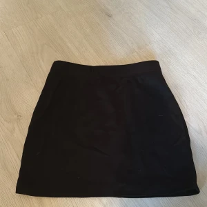 Svart kjol från Shein - Snygg svart kortkjol från Shein i en enkel och stilren design. Perfekt för att matcha med olika toppar och accessoarer. Kjolen har en normal passform och är tillverkad i ett bekvämt material. Aldrig använd, Priset är inte satt öppen för alla förslag på priser 