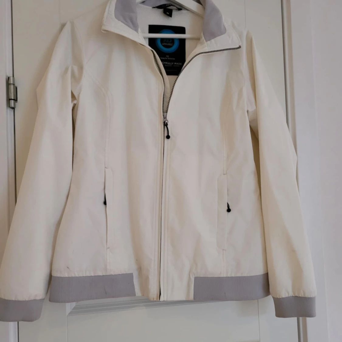 Vit jacka från XD Apparel