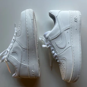 Nike AF1 kopior/repliki Nike AF1 - Nike airforces 1 kopior storlek 40. De är helt oanvända endast provade inomhus. Säljer eftersom de är lite för stora ☺️                              Skriv gärna ifall du har någon fråga eller ett bud 🤍