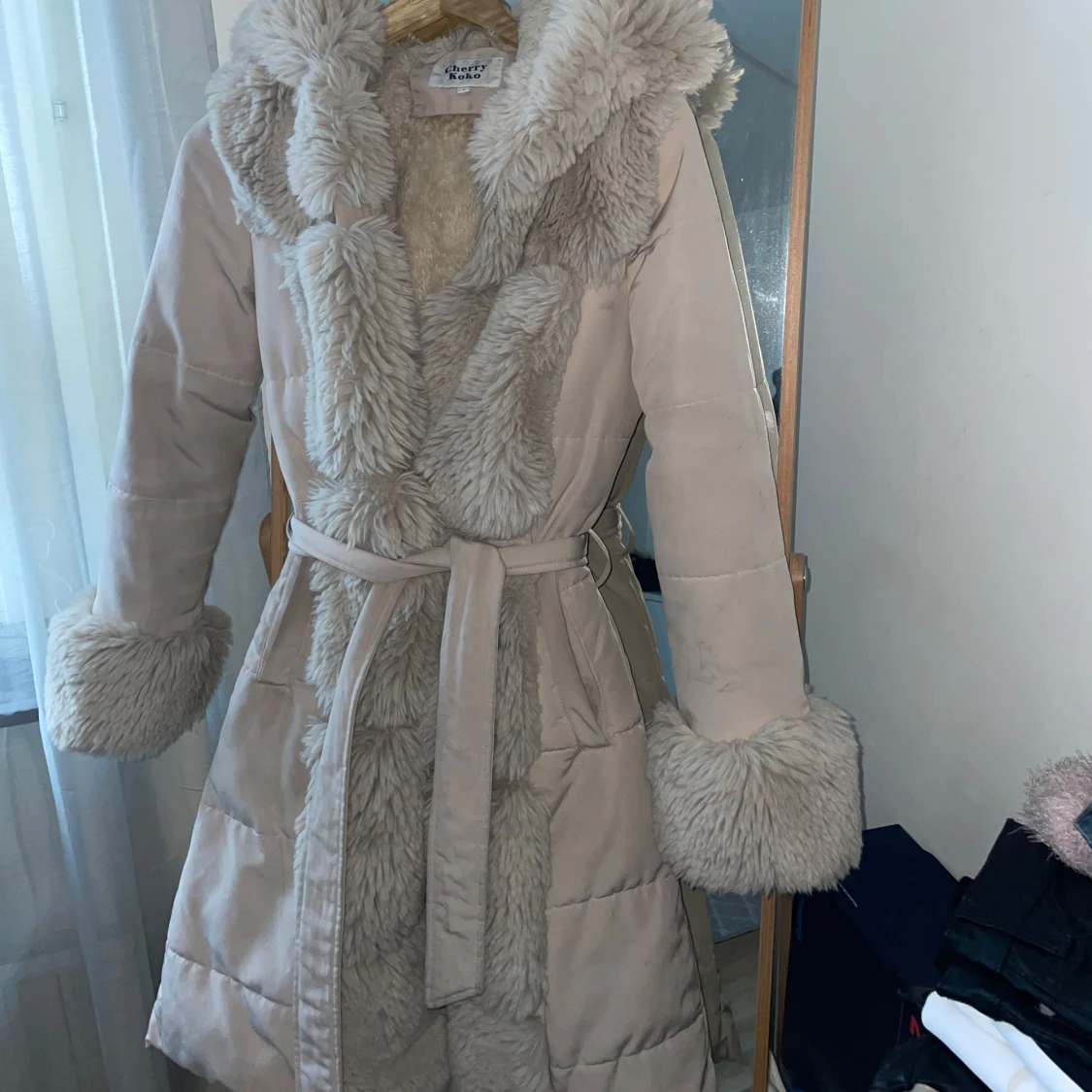 Beige pälsjacka med huva - 1