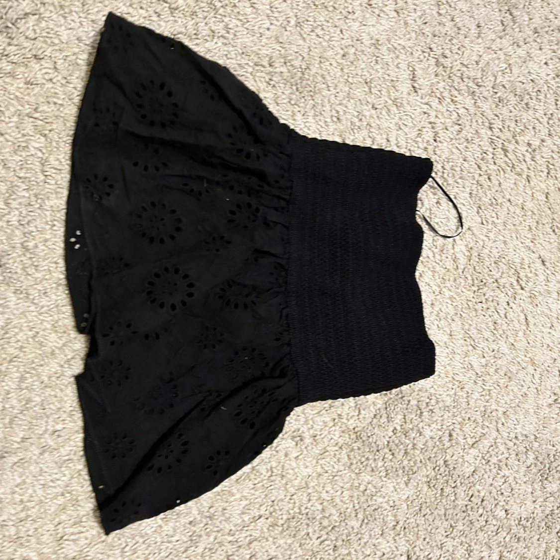 Svart topp med broderade detaljer - 1