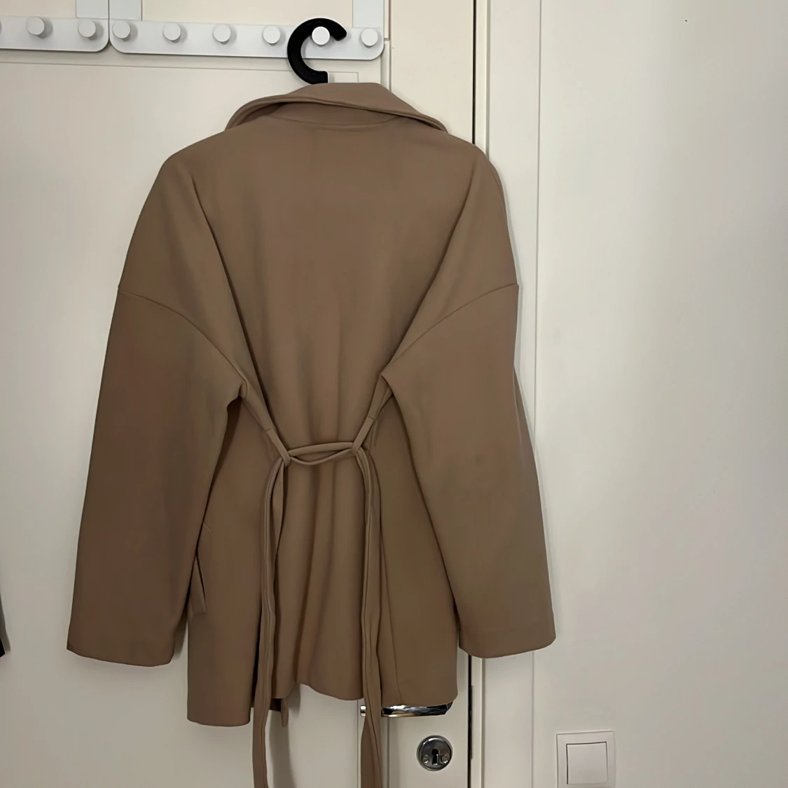 Beige kappa med bälte - 1