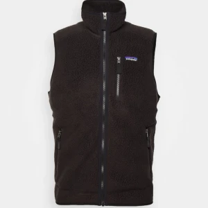 Svart fleeceväst från Patagonia - Säljer en svart fleeceväst från Patagonia med dragkedja framtill och praktiska fickor. Använd sparsamt utan några som helst defekter. Slutsåld överallt och är därmed väldigt sällsynt.