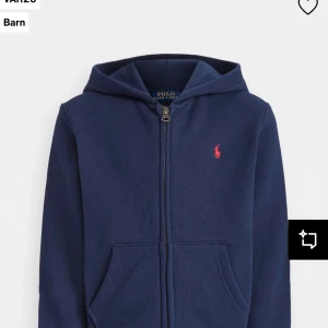 Mörkblå hoodie från Polo Ralph Lauren - Snygg mörkblå hoodie från Polo Ralph Lauren med dragkedja och klassisk röd logga.