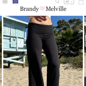 Yoga pants brandy Melville  - Svart brandy Melville Priscilla pants i onesize vilket är xs/s köpta för 270kr plus frakt när man beställer från brandys hemsida💞 dem ser vida ut men är vanlig yoga pant flare modell!