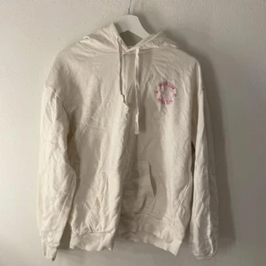 Vit hoodie med tryck - Säljer en vit hoodie med ett tryck på bröstet. Ska flytta snart så vill gärna bli av med allt så fort som möjligt (pris kan diskuteras)💕