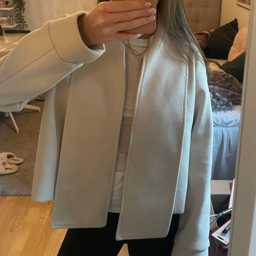 Säljer denna fina kappa från design by si💗. Takit.
