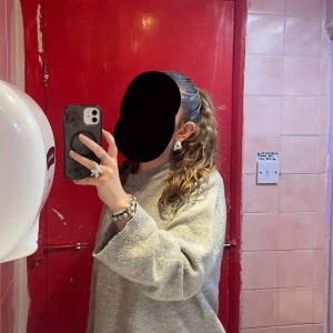 Grå stickad tröja - Jättefin grå stickad tröja, lite oversized och passar till det mesta💞