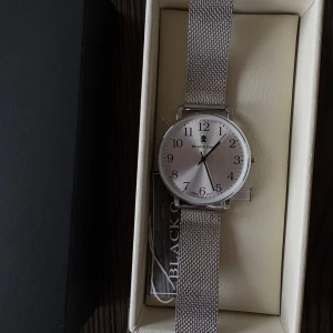 Silverfärgad klocka från Black Oak - klocka från Black Oak. Den är oanvänd och i bra skick, man kan justera den hemma själv så den passar alla.