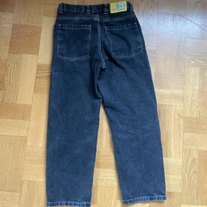 Svarta jeansbyxor - Snygga svarta jeansbyxor  med en ganska baggy fit.  