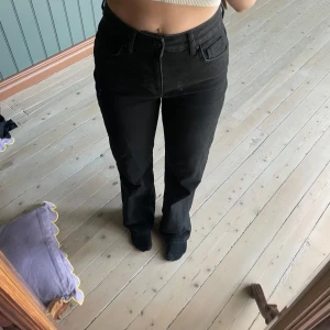 Svarta jeans - Ett par vanliga svarta jeans med lite högre midja. Bra sick! 