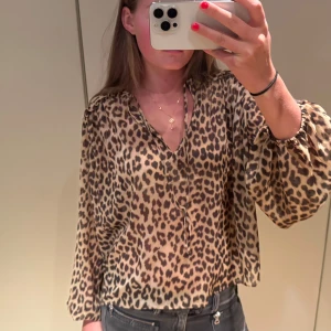 Leopard blus 🐆✨ - Säljer en fin blus i lite kortare model med små volanger upp mot axlarna ,med knytband upptil där man kan justera ✨Jag har storlek M och sen är oanvänd med lappen kvar !! Jag varnar bara om att det är ett tunnare material som är lite genomskinligt 🐆🤎Hör av er vid intresse !!! 
