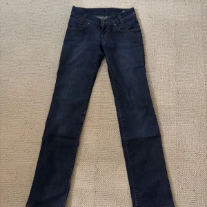Mörkblå jeans från Lee - Ett par jätte snygga mörkblå jeans från Lee som är lågmidjade. Säljer då dem tyvärr är för små. (Gylfen är lite trasig)