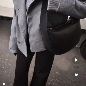 Grå kappa  - Säljer denna gråa kappan då den var för stor och missade att lämna tillbaka den. Aldrig använd och precis som på bild😊