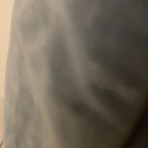 Grå jacka - Säljer en stilren grå jacka med en mjuk yta. Perfekt för kyligare dagar och lätt att matcha med olika outfits.